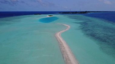 Turkuaz deniz ve parlak kumlu arka plandan oluşan deniz lagününün gökyüzü.