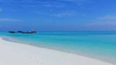 Şeffaf deniz ve beyaz kum arka planında egzotik deniz kıyısı turizmi.
