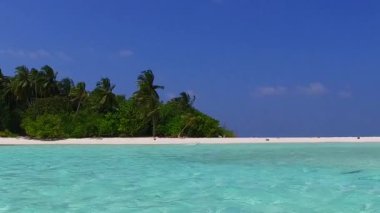Cennetin geniş açılı gökyüzü tatil beldesi sığ göl kenarında ve resifin yakınındaki temiz kumlu zemin