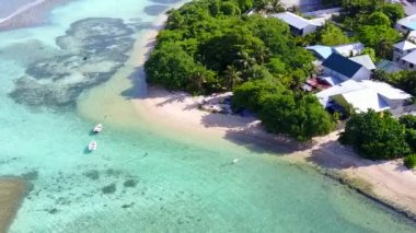 Mavi göl kıyısında sörf yapmaya yakın beyaz kum arka planlı egzotik körfez sahili manzarası.