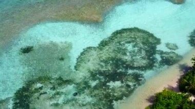 Turkuaz deniz kıyısındaki sahil yolculuğunun romantik manzarası kumsalın yakınındaki beyaz kumlu arka plan