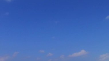 Lüks turist sahil yolculuğunun boş dokusu mavi su ve gün batımından önce beyaz kumlu arka plan