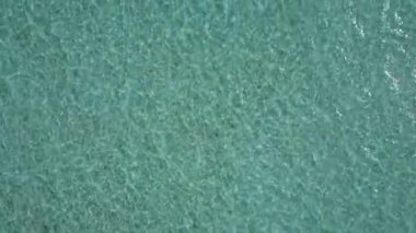 Lüks körfez sahil yolculuğunun yaz deniz manzarası mavi deniz ve kumsalın yakınındaki beyaz kum arka planı