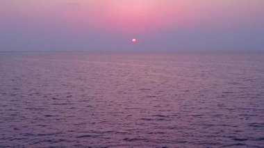 Mavi deniz kıyısındaki gevşetici lagün plaj tatilinin geniş açılı dokusu ve resifin yakınındaki beyaz kumlu zemin