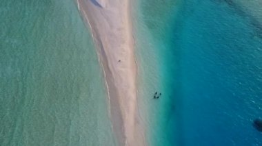 Gündüz deniz manzaralı, deniz kıyısında deniz manzaralı, dalgaların yanında temiz kumlu bir arka plan.