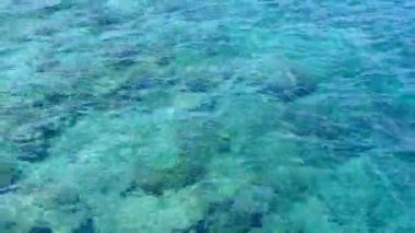 Günbatımından önce deniz mavisi ve beyaz kumlu arka plandan oluşan tropikal tatil köyü plaj yaşam tarzının güneşli manzarası