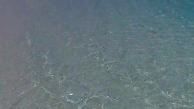 Şeffaf lagün ve parlak kumlu arka planda tropikal sahil tatilinin hava drone deniz manzarası