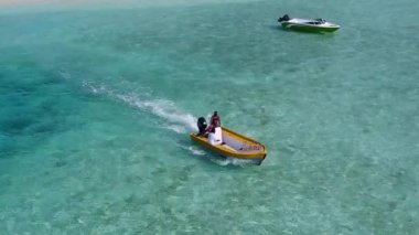 Güzel turist plajı yaşam tarzının güneşli manzarası. Su mavisi deniz, dalgaların yakınında beyaz kum arka planı.