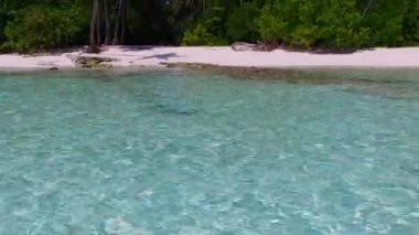 Aqua mavi okyanusu ve parlak kum arka planındaki güzel turistik plaj zamanının uzay özetini kopyala