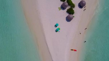 Mavi lagünün beyaz kumlu arka planıyla sakin sahil şeridi macerasının insansız hava aracı turizmi