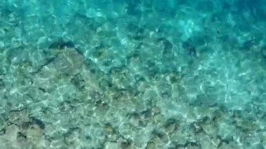 Cennet sahili sahili romantik manzarası, kumsalın yakınındaki temiz kum arka planına sahip mavi deniz kıyısında tatil.