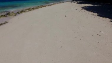 Güneş doğduktan sonra beyaz kum arka planına sahip mavi yeşil sularda egzotik turist yaşam tarzının ılık turizmi
