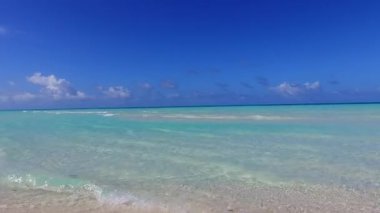 Deniz kıyısı sahil yaşam tarzının deniz mavisi deniz ve beyaz kumlu arkaplanının günbatımından önceki uzay yolculuğunu kopyala