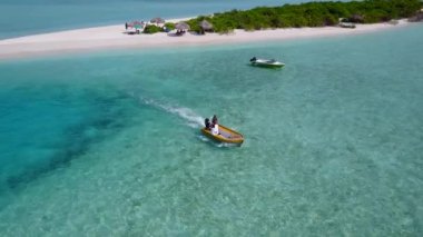 Deniz manzaralı sıcacık deniz manzaralı açık okyanus manzaralı yaban hayatı ve dalgalara yakın beyaz kumlu arka plan