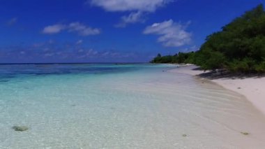 Sahil kenarındaki beyaz kumlu arka planda mavi yeşil lagünün yanında mükemmel turizm turizmi.