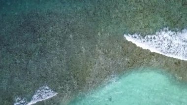 Tropikal körfez sahil turizminin geniş açılı turizmi. Mavi okyanus kıyısında, beyaz kum arka planında, güneş ışığında.