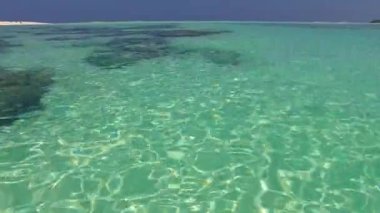 Güneşli deniz manzaralı dinlendirici tatil köyü deniz seyahati beyaz kumlu arka plan güneş ışığı