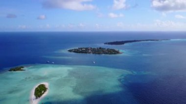 Deniz kıyısı sahil yolculuğunun hava manzarası. Beyaz kumlu arka planda mavi yeşil su.