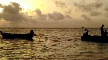 Deniz adası sahil gezisinin romantik turizmi mavi göl kenarında ve gün batımından önce parlak kumlu arka plan
