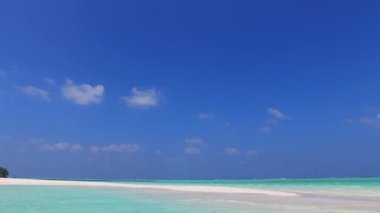 Mavi deniz kıyısındaki tropik ada plaj gezisinin turizmini kapatın. Beyaz kumlu arka planda sörf yapın.