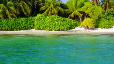 Gün batımından önce beyaz kum arka planlı şeffaf su ile tropikal sahil seyahatinin yaz manzarası