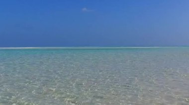 Egzotik körfez plajının yaz soyutlaması güneş doğduktan sonra beyaz kumlu arka planla berrak okyanusu aşıyor.