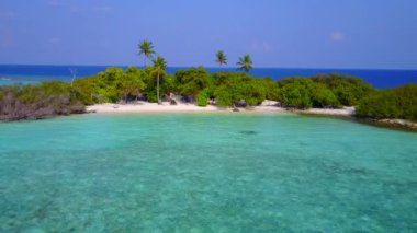 Mavi göl kıyısındaki tropikal sahil tatilinin boş gökyüzü ve tatil köyü yakınlarındaki parlak kumlu arka plan.