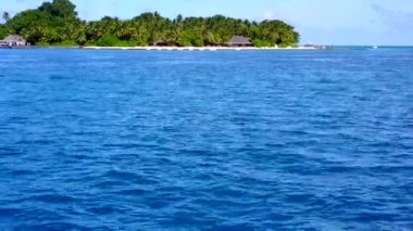 Romantik gökyüzü, kumsalın yakınındaki beyaz kumlu arka planda, mavi gölün kıyısında, lüks körfez kumsalında bir tatil.