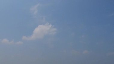 Sakin turist plajlarının güneşli turizmi. Su mavisi okyanus ve dalgaların yakınındaki beyaz kum arka planı.