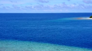 Turkuaz su ile deniz manzaralı güzel sahil yolculuğunun güneşli soyutu ve sörf yapmaya yakın beyaz kum arka planı