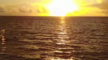 Uzay turizmini kopyala mükemmel deniz kıyısı sahil yolculuğu sığ lagünün beyaz kum arka planında güneş ışığıyla