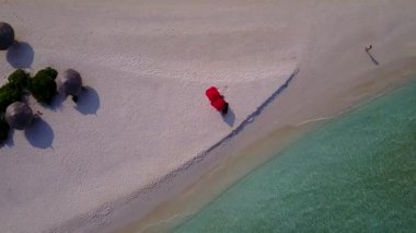 Güneş doğduktan sonra beyaz kumlu arka plana sahip mavi okyanus kıyısındaki plaj yaban hayatı turizmini kapatın.