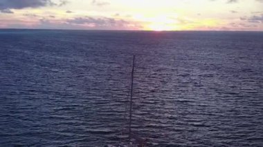 Turkuaz deniz ve beyaz kum arka planının güneşli, sakin plaj gezisi.