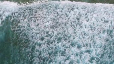 Mükemmel ada plaj tatilinin romantik manzarası. Temiz bir göl ve kumsalın yakınındaki beyaz kumlu arka plan.