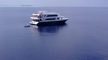 Deniz tatil beldesi sahil yolculuğunun drone gökyüzü beyaz kum arka planlı mavi göl
