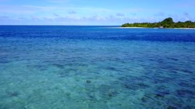 Mavi göl kıyısındaki mükemmel tatil köyü sahil yolculuğunun güneşli dokusu ve kumsalın yanındaki beyaz kum arka planı.