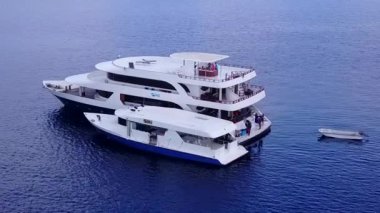 Günbatımından önce açık deniz ve beyaz kum arka planıyla egzotik sahil maceralarının gündüz turizmi