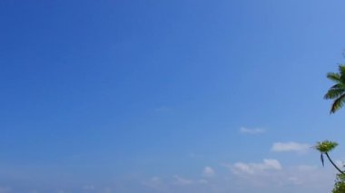 Dalgalara yakın beyaz kum arka planlı mavi yeşil lagünün yanındaki sakin sahil şeridi manzarasını kapatın.