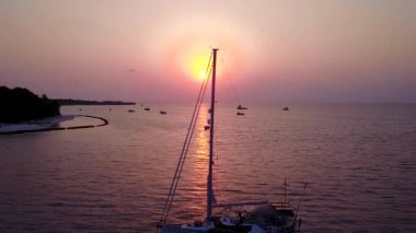Gökyüzü güneşli cennet adası plaj yaşam tarzı mavi deniz ve kumsalın yakınındaki beyaz kum arka planı