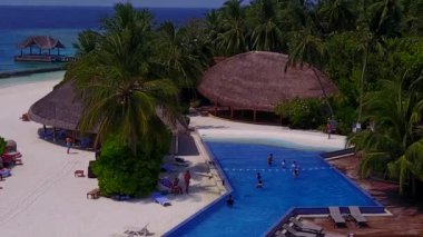 Turkuaz okyanusla mükemmel sahil seyahati manzarasını kapatın. Beyaz kumlu arka plan güneş ışığı altında.