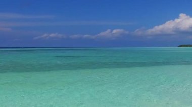 Mükemmel deniz manzaralı uzay manzarasını kopyalayın. Mavi okyanus kıyısında, resifin yanında beyaz kum arka planında.