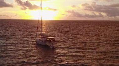 Güzel deniz manzaralı sahilin uzay dokusunu kopyala sığ deniz ve resifin yakınındaki beyaz kumlu zemin tarafından kırıl