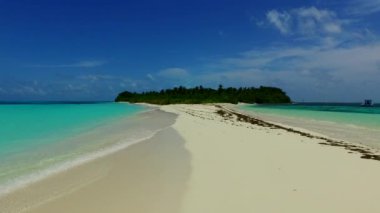 Mavi lagün ve beyaz kumlu arka planda gün doğumundan sonra sakin plaj yaban hayatının güneşli manzarası