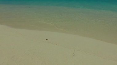 Gündüz soyut cennet turistik plaj tatili. Mavi okyanus kıyısında. Resifin yanında beyaz kumlu arka plan.