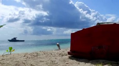 Turkuaz deniz ve kumsalın yakınındaki beyaz kumlu arka plan tarafından cennet gibi bir sahil macerasının boş manzarası