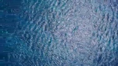 Cennet adası plaj gezisinin ılık manzarası. Mavi yeşil su ve temiz kum arka planı. Gün batımından önce.