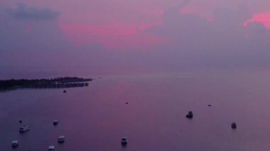 İnsansız hava aracı manzaralı cennet deniz manzaralı turistik plaj seyahati Aqua Blue Lagoon ve beyaz kumlu arka plan