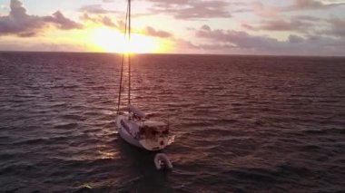 Kumsalın yakınındaki temiz kumlu zemine sahip mavi suların deniz manzaralı macerasının boş soyutlaması