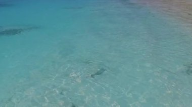 Uzayın soyut sakin lagün plaj tatilini, kumsalın yakınındaki beyaz kum arka planına sahip sığ deniz kıyısında kopyala