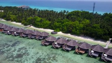 Sahil kenarındaki sığ deniz ve beyaz kum arka planının cennet gibi yaz manzarası.